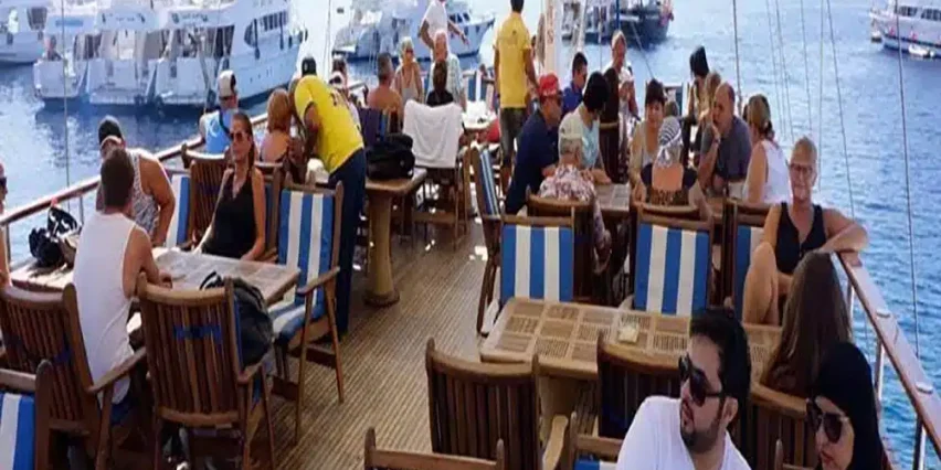 ركاب على سطح مركب البايرتس شرم الشيخ