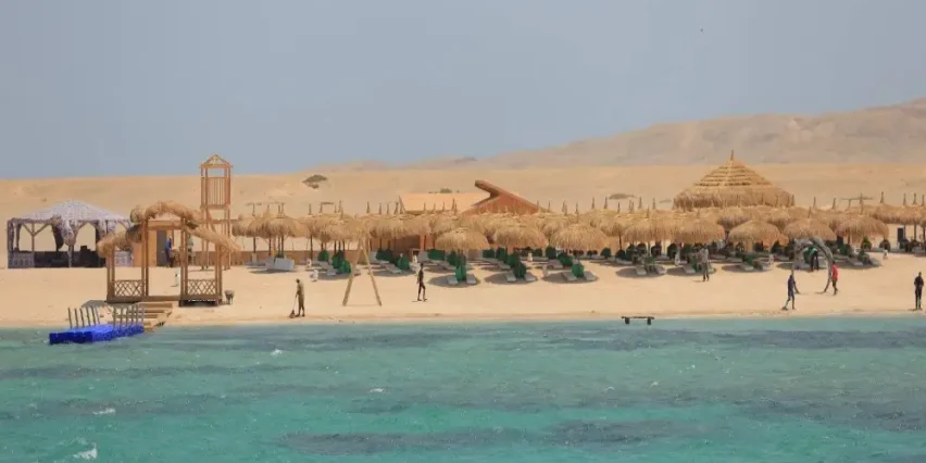 شاطى جزيرة امواج الرملي