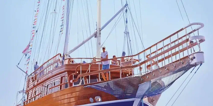 مركب البايرتس بتصميمه الخشبي