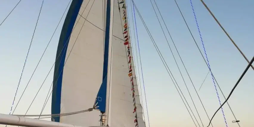 صورة لمركب البايرتس شرم الشيخ مع ركاب على السطح